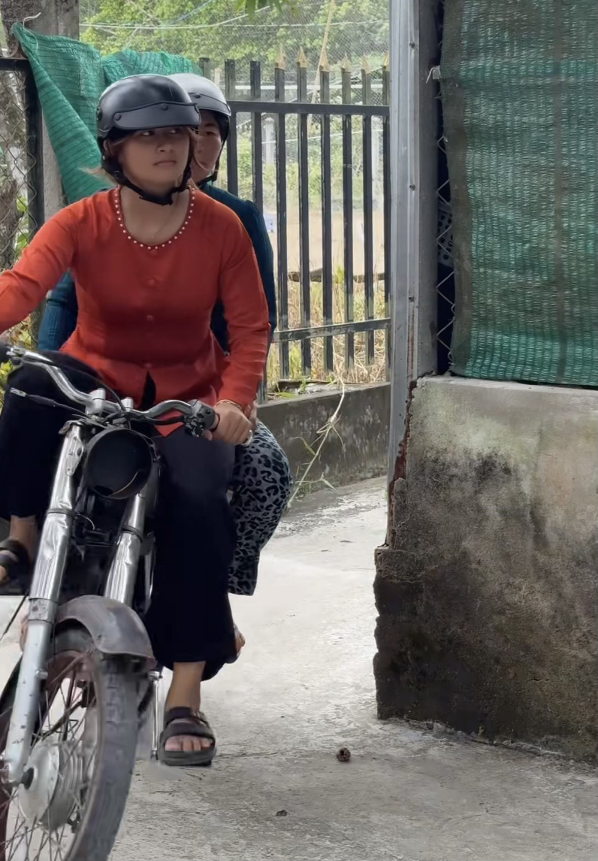 Thậm chí, không ít người còn cho rằng Kim Luyến nếu “lên đồ”, trang điểm nhẹ nhàng chắc chắn cũng sẽ không thua kém gì nhiều người đẹp, hot girl trẻ khác.