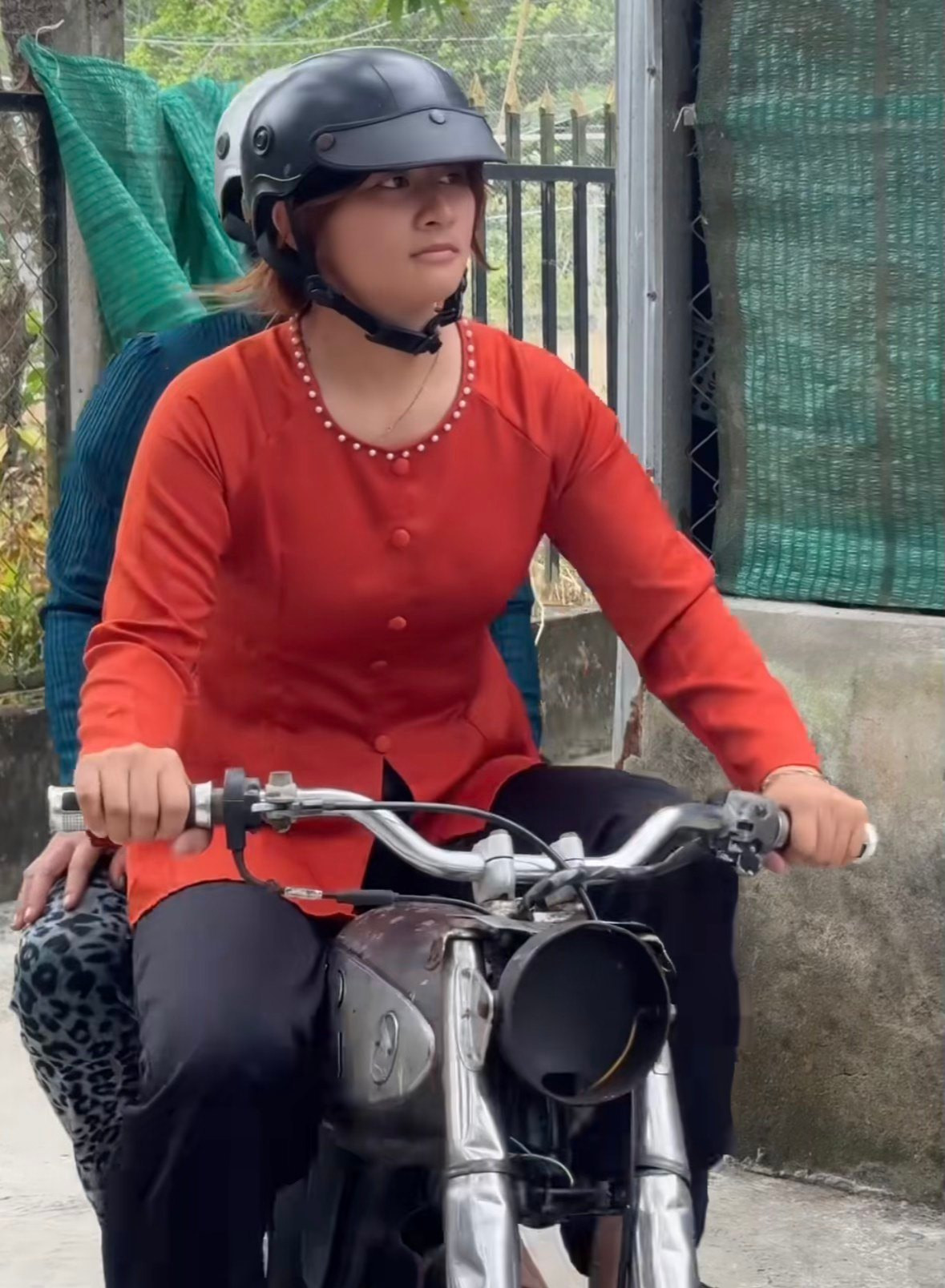 Được biết, Lê Kim Luyến sinh năm 2005, cô nàng xuất hiện diễn xuất trong một số video của Lê Tuấn Khang một số phân đoạn ngắn, để lại nhiều ấn tượng trong lòng "fan cứng" của anh chàng.