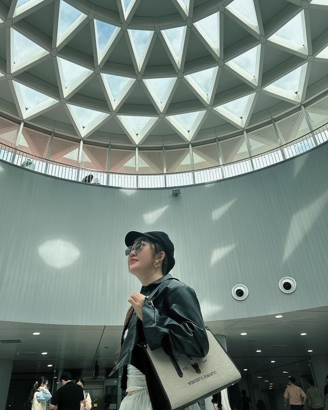 Với thiết kế độc đáo, ánh sáng tự nhiên tràn ngập, tạo nên những khung hình lung linh, huyền ảo. Giếng trời hoa sen không chỉ là nơi để chiêm ngưỡng vẻ đẹp kiến trúc mà còn là địa điểm lý tưởng để chụp những bức ảnh "sống ảo" cực chất.