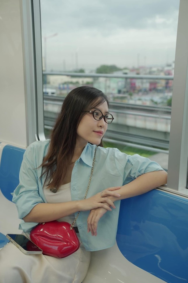 Khoang tàu Metro cũng là một studio mini đầy tiềm năng. Nhiều bạn trẻ đã tận dụng những ô cửa sổ để ngắm nhìn thành phố từ trên cao, tạo dáng bên cạnh những tay vịn sáng bóng hoặc đơn giản chỉ là ngồi một góc và thả hồn theo những suy nghĩ riêng.