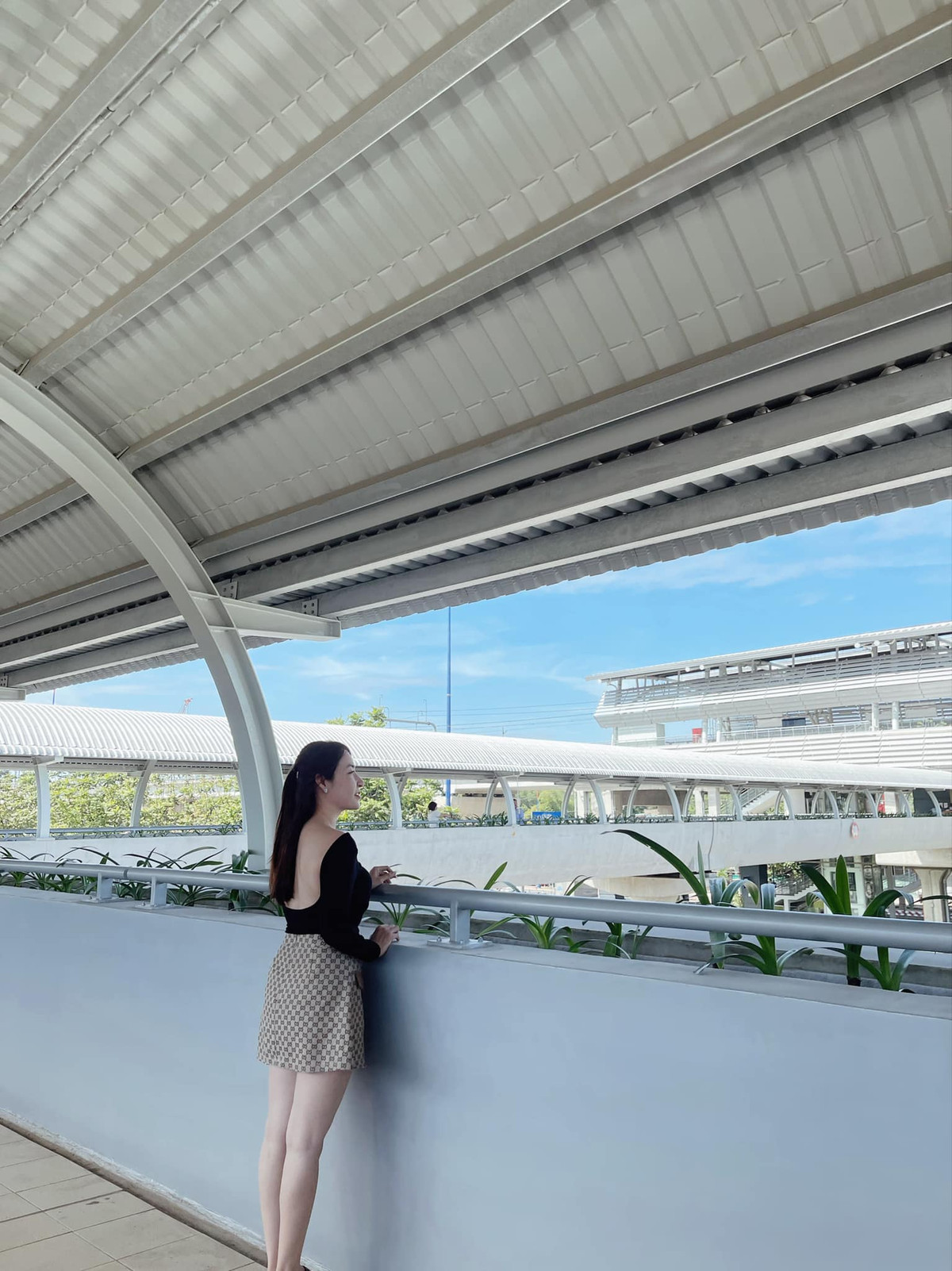 Mỗi nhà ga trên tuyến Metro đều mang một vẻ đẹp riêng biệt. Nhà ga Bến Thành với kiến trúc cổ điển, nhà ga Ba Son với không gian mở thoáng đãng hay nhà ga Nhà hát Thành phố với vẻ đẹp sang trọng đều là những địa điểm lý tưởng để nhiều bạn trẻ khám phá và ghi lại những khoảnh khắc đẹp.