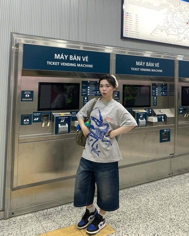 Gam màu lạnh ở quầy bán vé vừa mang lại cảm giác hiện đại, vừa cá tính, phù hợp những trang phục đơn sắc mang những màu trắng - đen - xanh đậm.