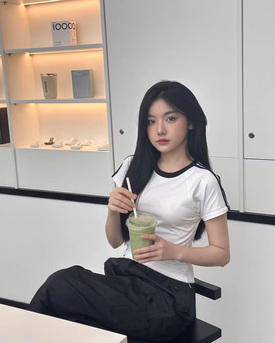 Sở hữu ngoại hình nhỏ nhắn đáng yêu, cô nàng theo đuổi phong cách nữ tính, dễ thương.