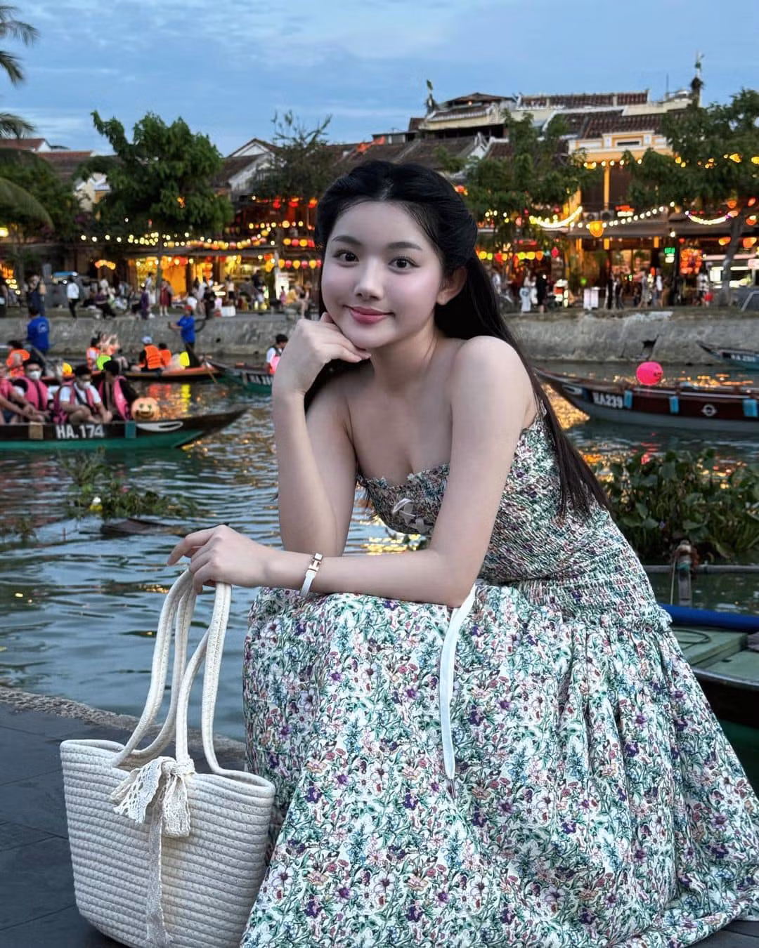 Bên cạnh việc làm video mukbang, cô nàng còn là một sinh viên ưu tú của Đại học Kinh tế Quốc dân.