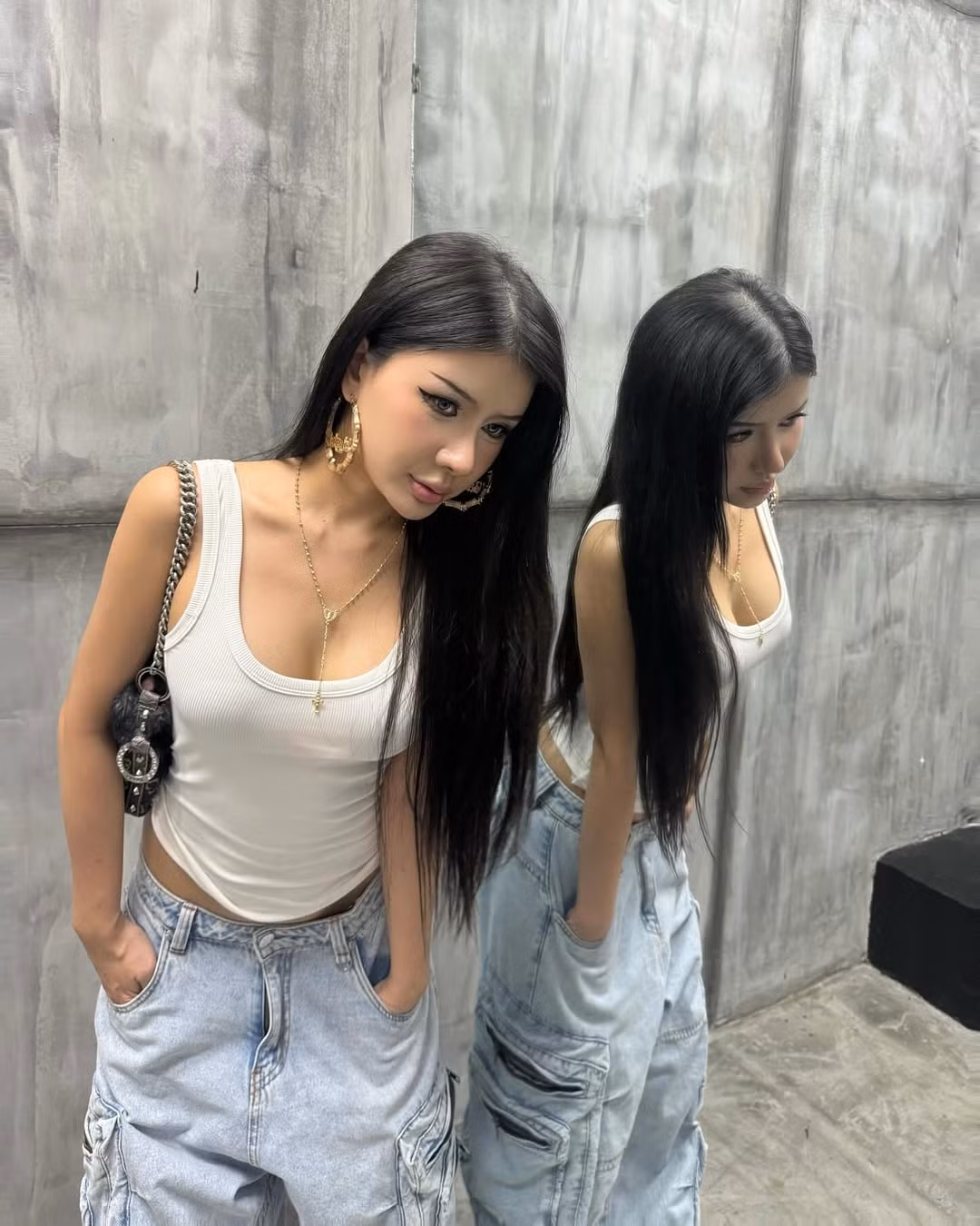 Cô nàng ưa diện những thiết kế ôm sát khoe thân hình nuột nà, hoặc cắt xẻ táo bạo.