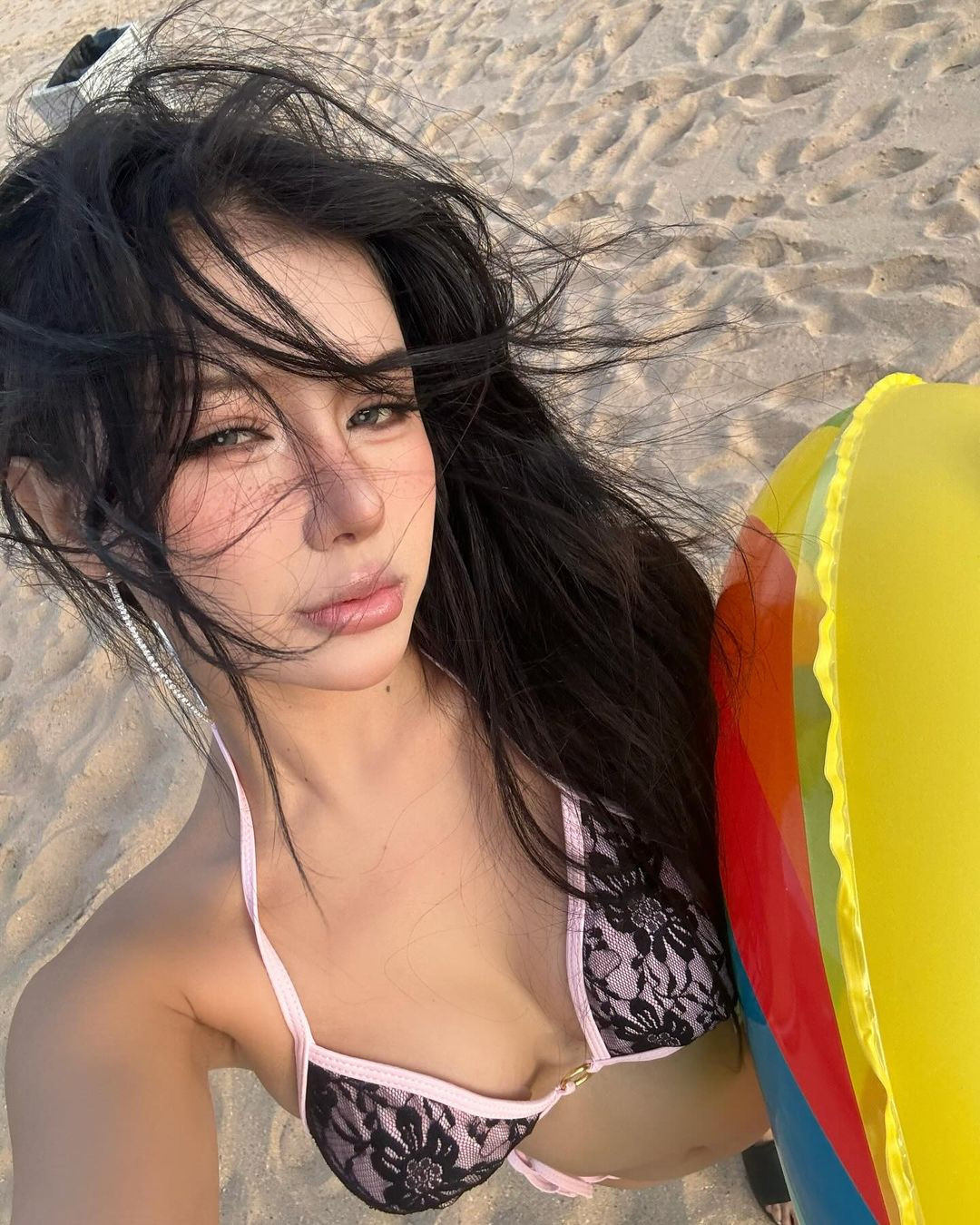 Vốn ranh giới giữa việc mặc phản cảm, khiêu gợi với gợi cảm, quyến rũ mang tính thời trang xưa nay vẫn khiến nhiều cuộc tranh cãi xảy ra trên mạng xã hội. Tuy nhiên nói chung trang phục phải phù hợp với hoàn cảnh, tình huống xuất hiện, một bộ đồ bikini có thể đẹp khi đi biển nhưng khi tham gia bữa tiệc với tính chất trang trọng, nó lại không còn phù hợp nữa, khi đó diện bikini sẽ bị coi là phản cảm.