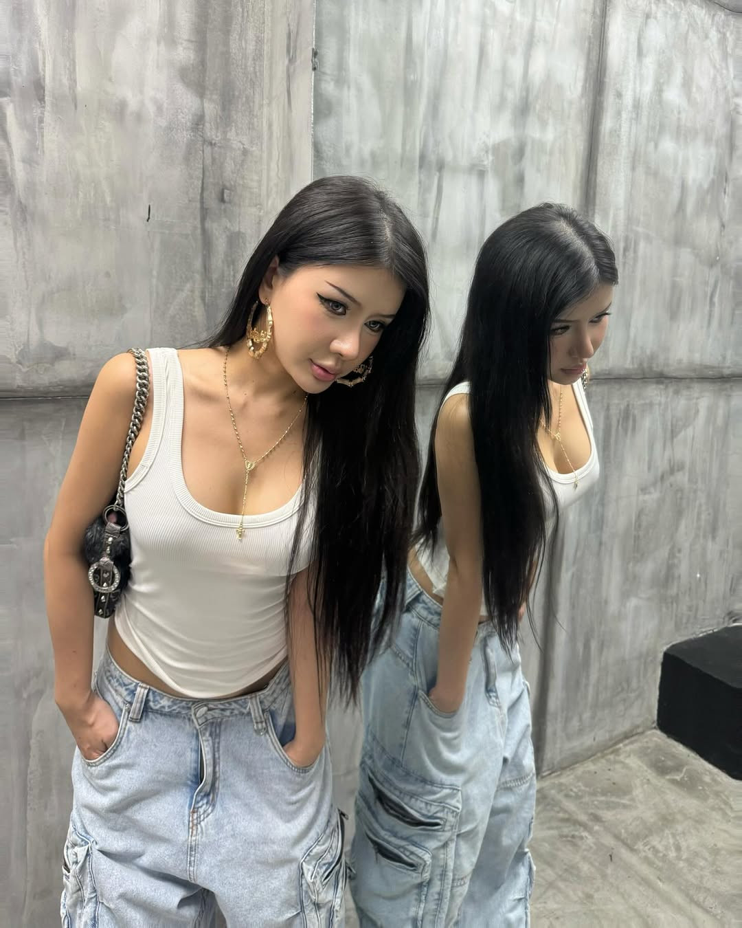 Cô nàng ưa diện những thiết kế ôm sát khoe thân hình nuột nà, hoặc cắt xẻ táo bạo.