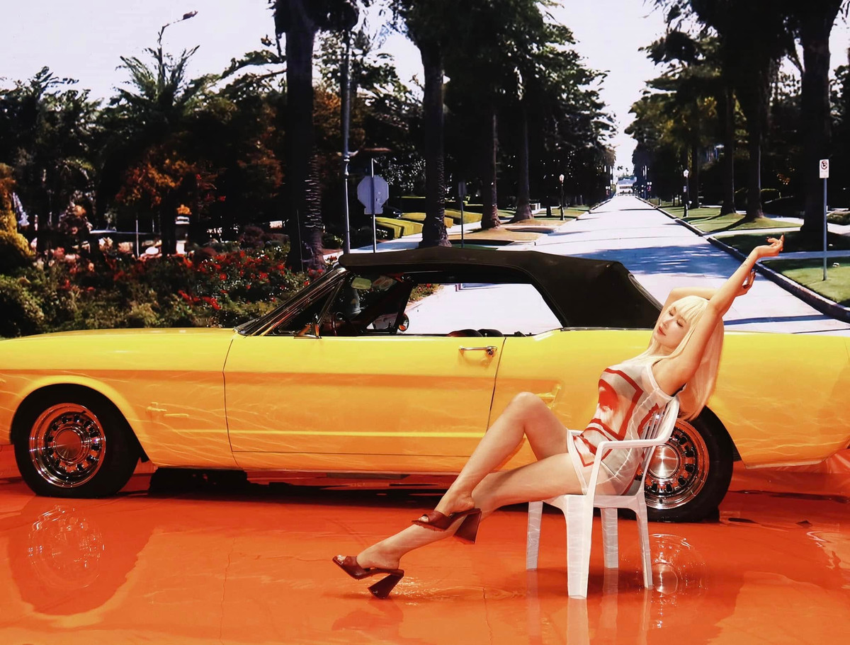 Không chỉ là một MV dance cover đơn thuần, hay hát nhép theo nhạc, Mina Phạm chơi lớn khi đầu tư bối cảnh, phục trang, góc quay, thậm chí cả những chiếc xế hộp xịn.