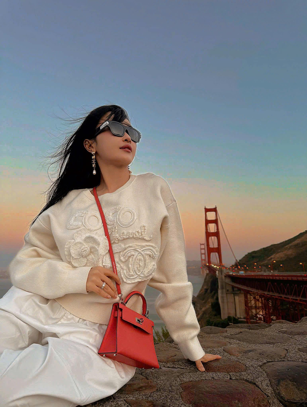 Từ 2022, nữ đại gia đã nhiều lần vung tiền đầu tư những bản dance cover chất lượng các ca khúc của chị em nhà “hắc hường” như: Pink Venom, Crazy Over You (BLACKPINK); Solo, One of a girl (JENNIE).