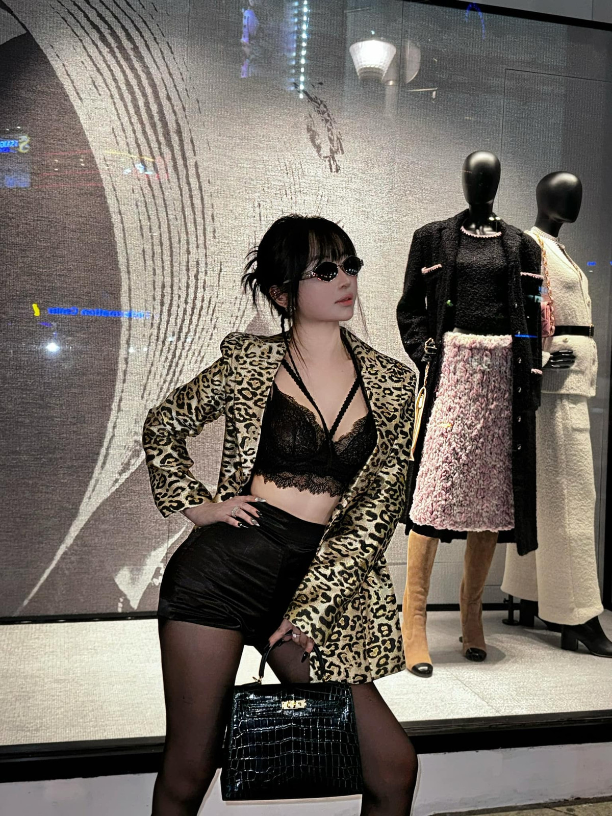 Những năm vừa qua, Mina nổi tiếng với những hình ảnh xa hoa, trải nghiệm đồ hiệu đến từ nhiều thương hiệu xa xỉ trên thế giới.