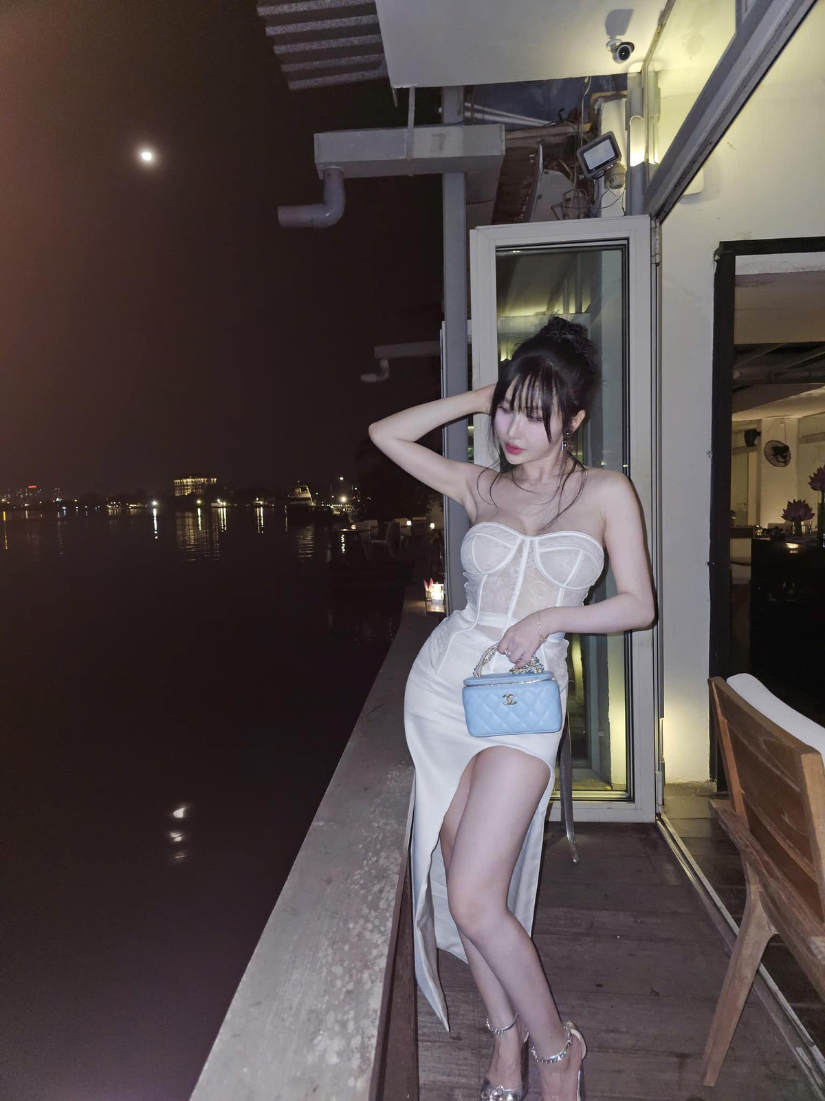 Dù đã trải qua sinh nở, cô nàng vẫn giữ được vóc dáng gợi cảm vạn người mê.