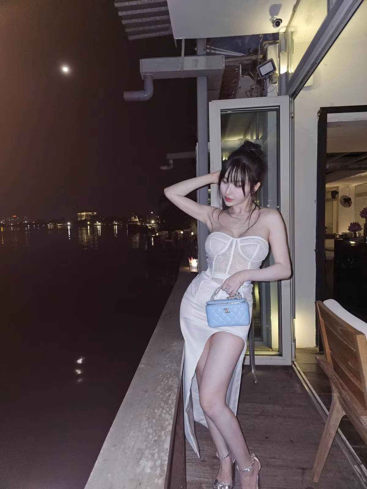 Dù đã trải qua sinh nở, cô nàng vẫn giữ được vóc dáng gợi cảm vạn người mê.