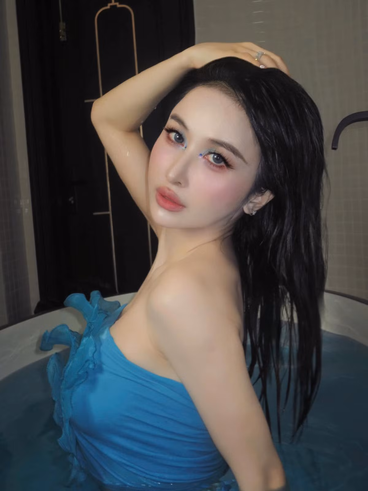 Không những vậy, cựu hot girl Sài Thành cũng thường xuyên cho phép bản thân được nghỉ ngơi bằng những chuyến du lịch xa xỉ. (Ảnh: FBNV)
