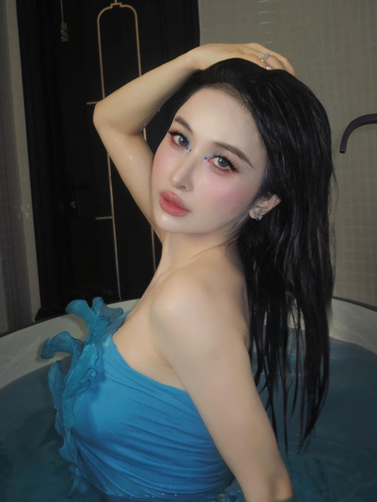 Không những vậy, cựu hot girl Sài Thành cũng thường xuyên cho phép bản thân được nghỉ ngơi bằng những chuyến du lịch xa xỉ. (Ảnh: FBNV)