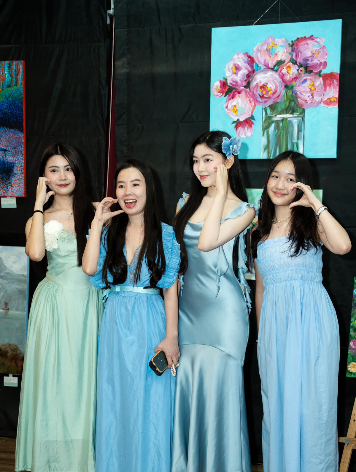 Hai con gái của MC Quyền Linh còn nổi tiếng trên mạng xã hội với hàng trăm người theo dõi nhờ những video nhảy và làm nữ công gia chánh. (Ảnh: FB Mai Thảo Linh)