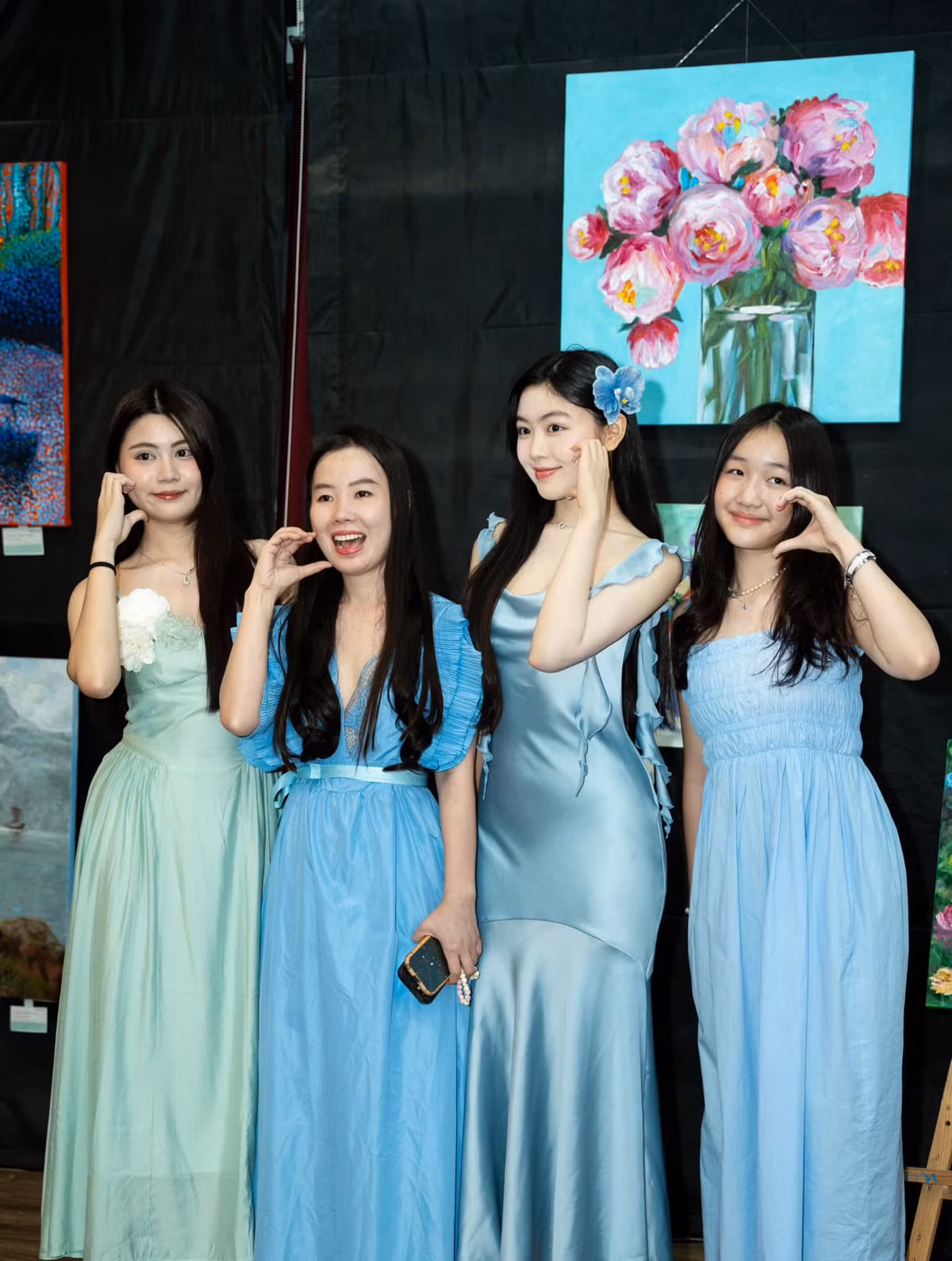 Hai con gái của MC Quyền Linh còn nổi tiếng trên mạng xã hội với hàng trăm người theo dõi nhờ những video nhảy và làm nữ công gia chánh. (Ảnh: FB Mai Thảo Linh)