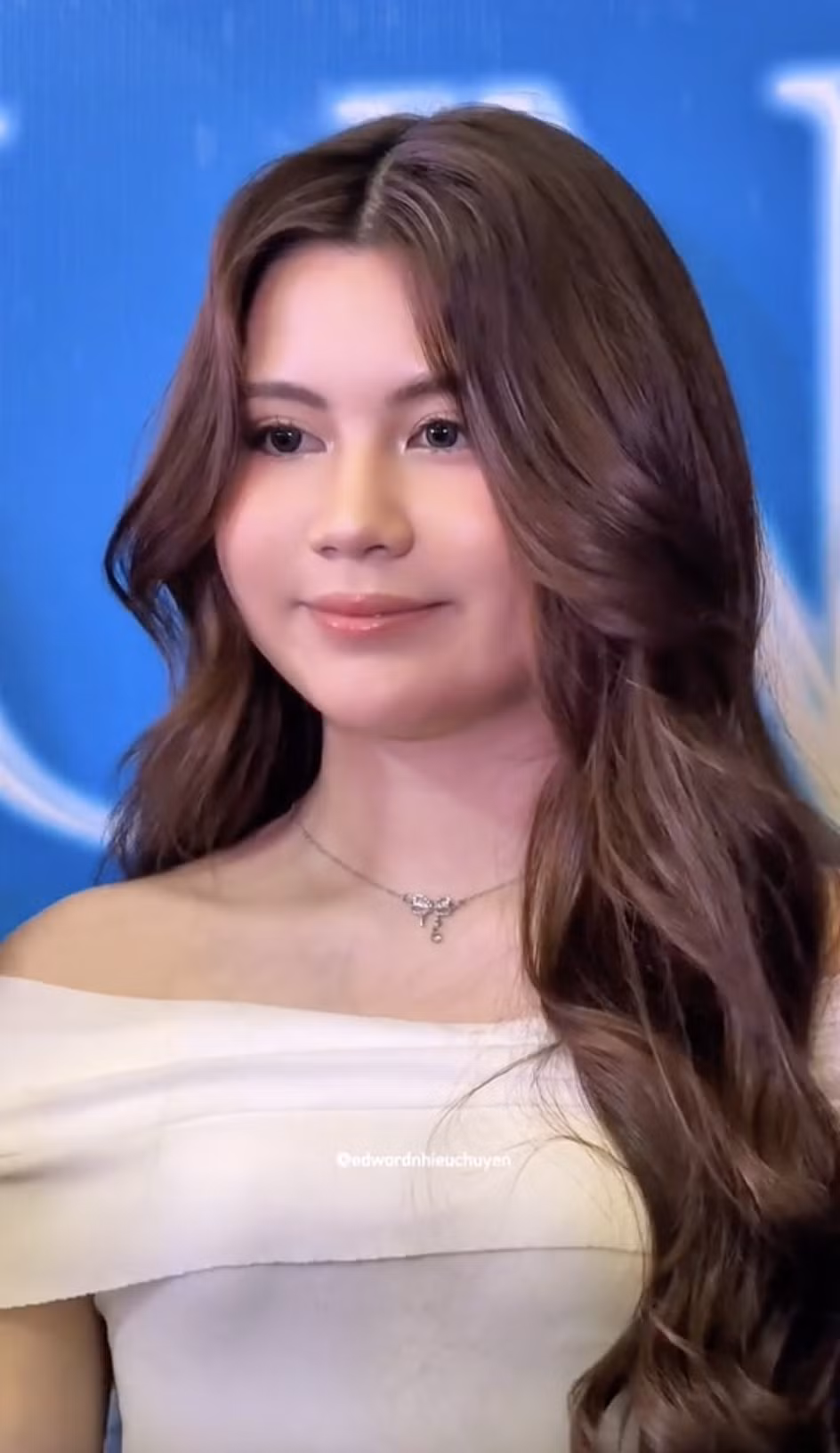 Hạt Dẻ ra dáng thiếu nữ cực slay với chiếc mini dress trễ vai hiện đại và quyến rũ. (Ảnh: edwardnhieuchuyen)