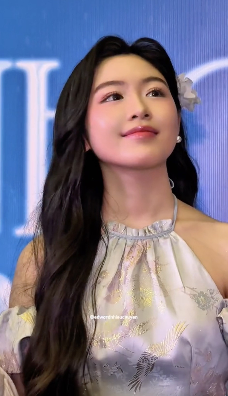 Lọ Lem khiến dân tình "tan chảy" bởi phong cách nhẹ nhàng, "nàng thơ" với thiết kế yếm khoe vai trần ngọt ngào. (Ảnh: edwardnhieuchuyen)