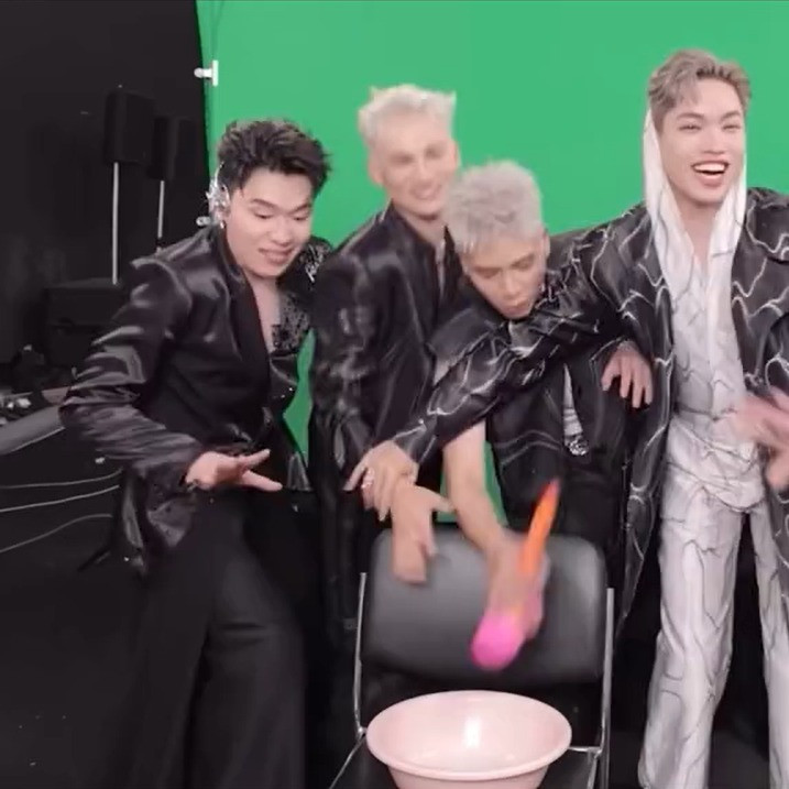 Để thể hiện nỗi oan ức mà chẳng cần phải giãi bày nhiều, giới trẻ đã ngay lập tức cập nhật vào từ điển câu nói "đã ai làm gì đâu, đã chạm vào đâu".