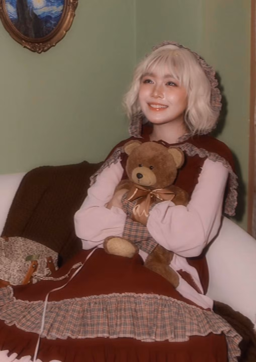 Nhân dịp Giáng sinh, Lọ Lem - con gái Quyền Linh đã đăng tải video lên trang cá nhân của mình cùng lời chúc ngọt ngào gửi tới khán giả. Tạo hình cô bé bán diêm lạ lẫm của Lọ Lem trong loạt ảnh lần này khiến nhiều người phải bất ngờ.