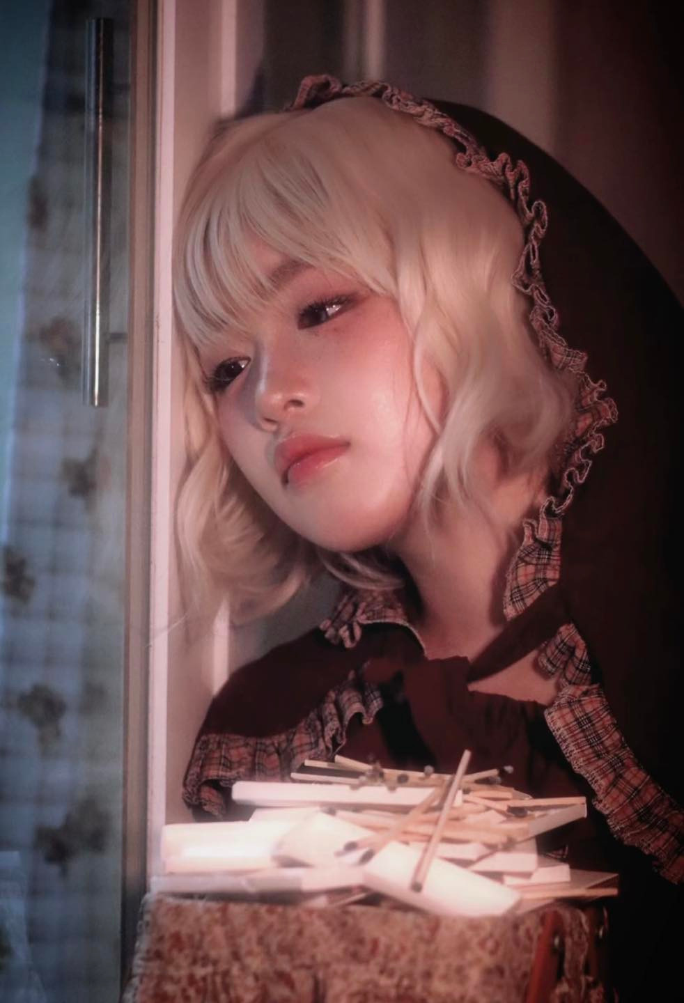 Từ trước đến nay, Lọ Lem vẫn luôn trung thành với mái tóc đen huyền dài đến thắt. Sự phá cách trong bộ ảnh này khiến cô nàng nhận được nhiều lời khen ngợi.