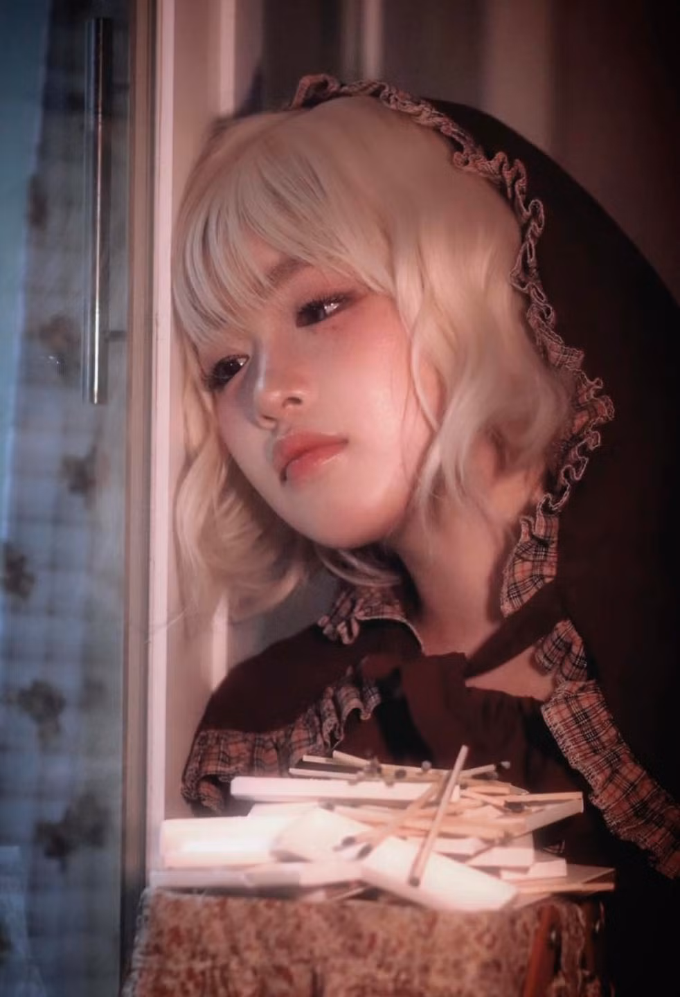 Từ trước đến nay, Lọ Lem vẫn luôn trung thành với mái tóc đen huyền dài đến thắt. Sự phá cách trong bộ ảnh này khiến cô nàng nhận được nhiều lời khen ngợi.