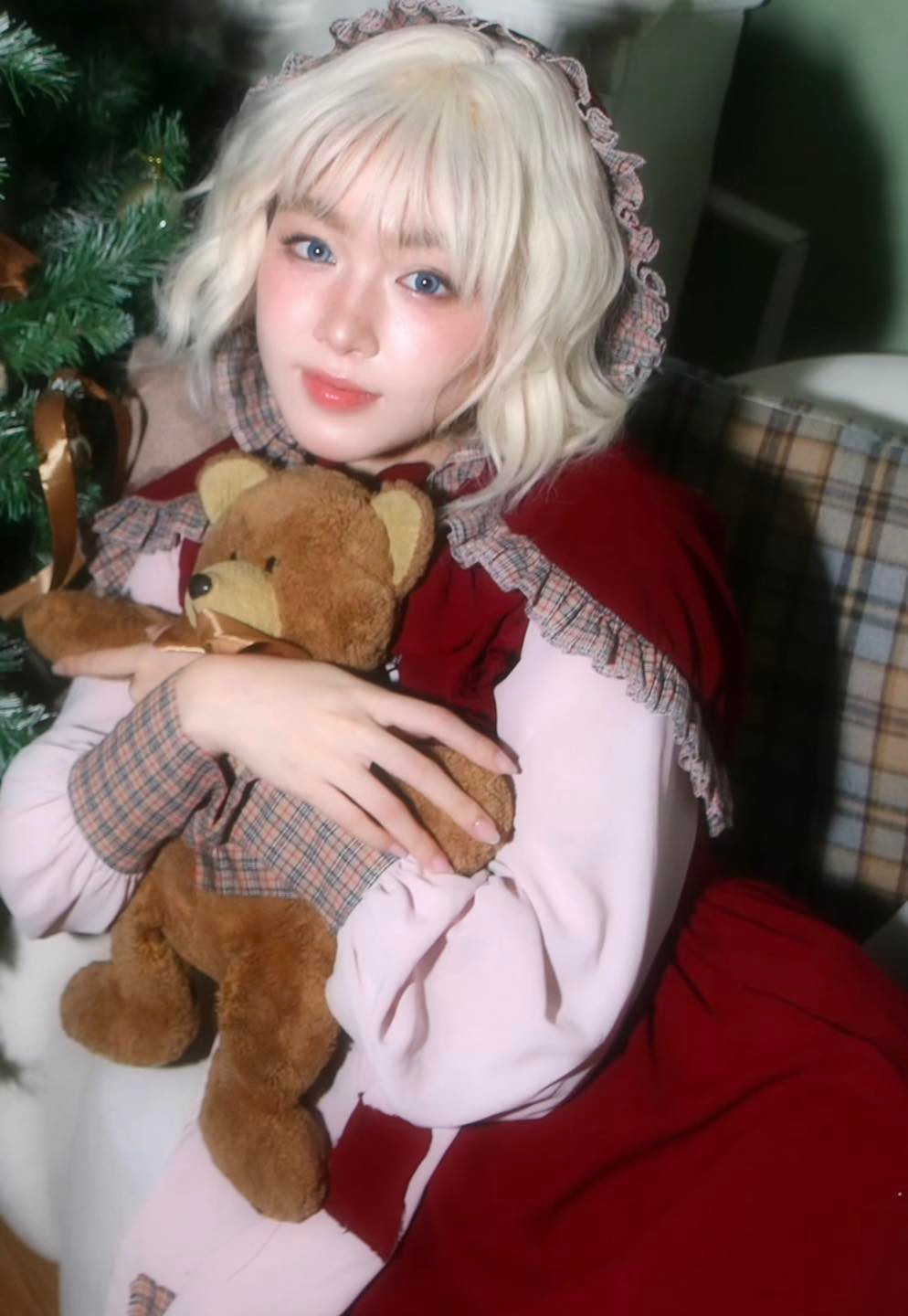 Không chỉ vậy, màu mắt xanh biếc giúp gương mặt của Lọ Lem có hồn hơn, phù hợp với concept hơn.