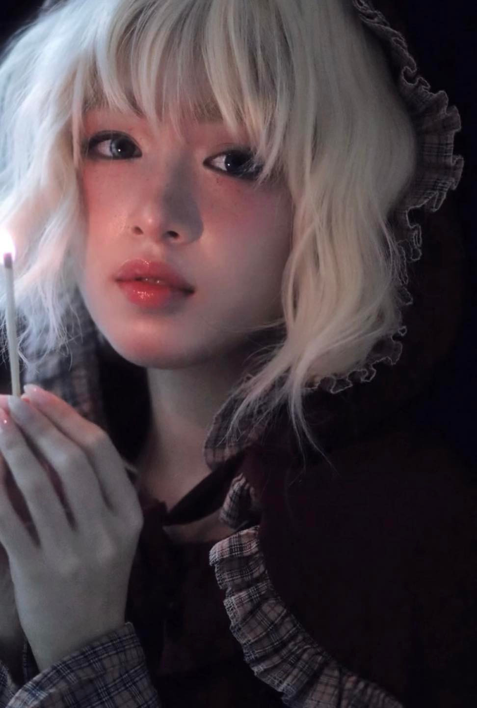 Lấy cảm hứng từ hình ảnh cô bé bán diêm, con gái của MC Quyền Linh đã tạo nên một phong cách thời trang vừa quen thuộc vừa mới lạ. Mái tóc vàng ngắn và trang phục đặc biệt đã giúp cô nàng trở nên nổi bật và thu hút sự quan tâm của đông đảo mọi người.