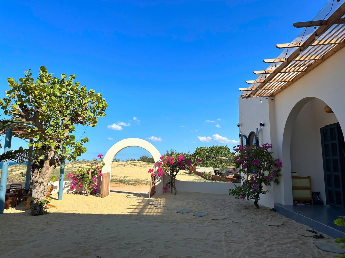 Mảnh đất hơn 300m2 được chị Thu bố trí một chiếc sân chơi trải toàn cát ở phía trước. Tầng 1 có 2 phòng ngủ, 1 phòng khách và 1 phòng bếp.