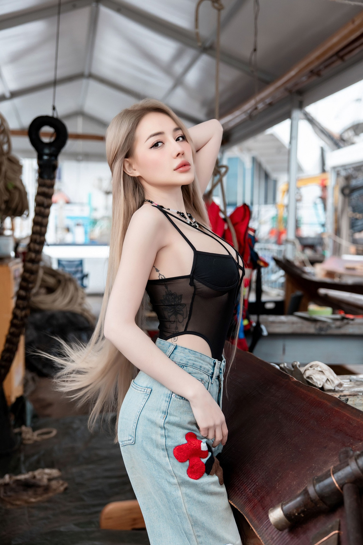 Ngân 98 khẳng định, trang phục táo bạo chỉ được sử dụng trong các buổi biểu diễn hoặc tại nhà, còn khi ra ngoài hoặc gặp gỡ bạn bè, cô luôn chọn những trang phục kín đáo và lịch sự. (Ảnh: FBNV)