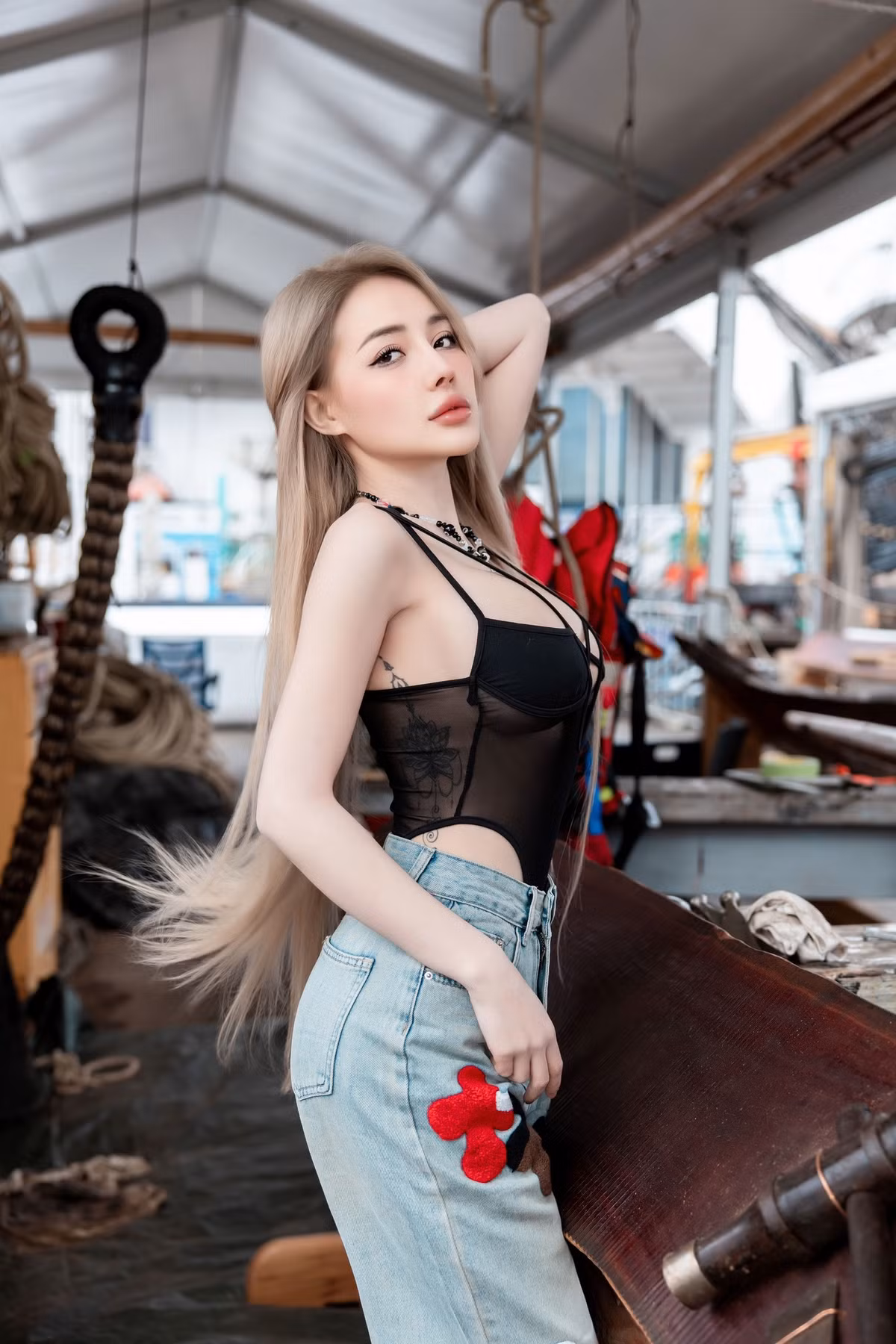 Ngân 98 khẳng định, trang phục táo bạo chỉ được sử dụng trong các buổi biểu diễn hoặc tại nhà, còn khi ra ngoài hoặc gặp gỡ bạn bè, cô luôn chọn những trang phục kín đáo và lịch sự. (Ảnh: FBNV)