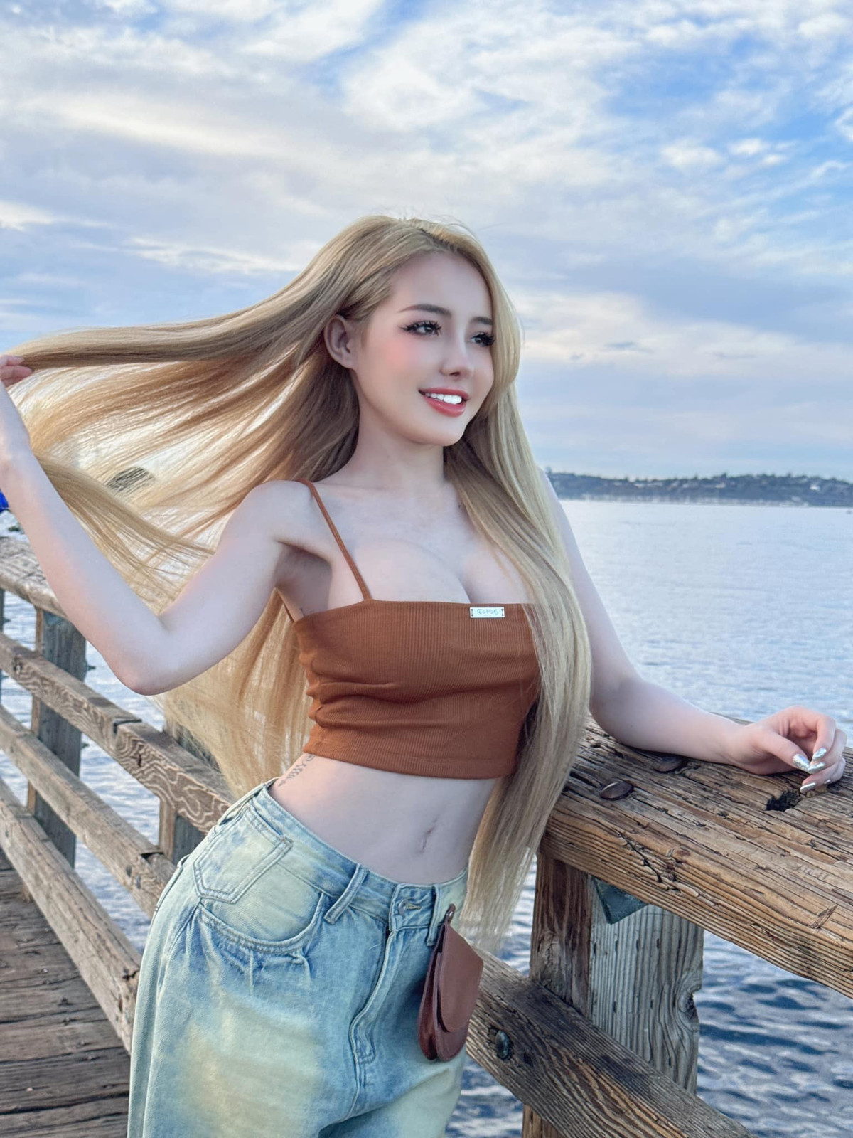 Không chỉ vậy, trong một đoạn clip cùng Lương Bằng Quang, Ngân 98 cũng nhấn mạnh rằng phong cách ăn mặc của cô hoàn toàn phù hợp với môi trường làm việc.