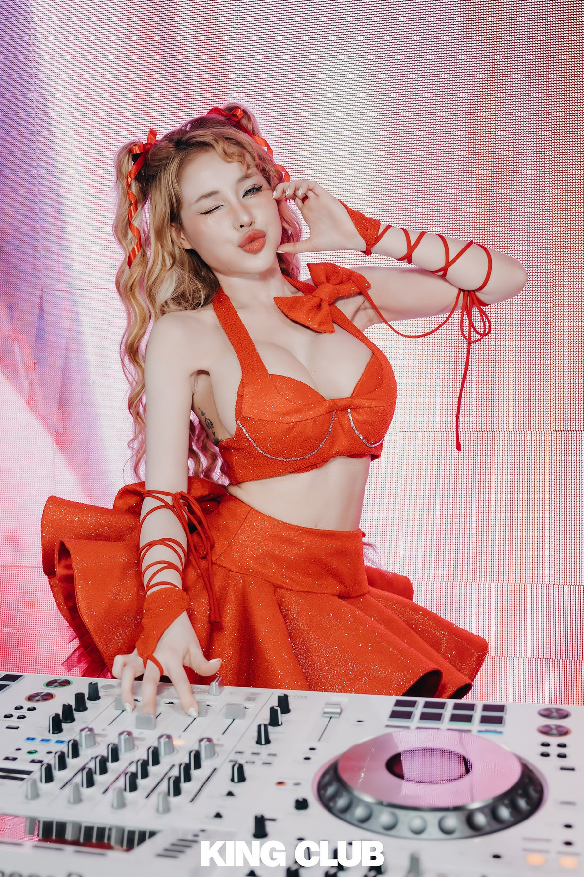 Ngân 98 được nhiều người biết đến là nữ DJ có phong cách ăn mặc táo bạo và nhiều lần từng phát ngôn gây xôn xao cõi mạng.