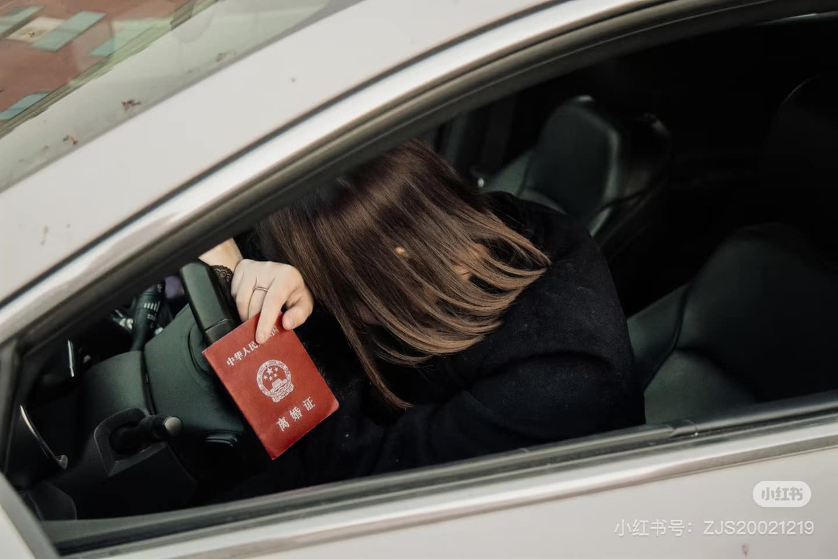 Những bộ ảnh ly hôn nhận về nhiều ý kiến trái chiều, có người bày tỏ rằng chỉ có thể ly hôn trong hòa bình mới có thể chụp ảnh ly hôn như vậy, có người bày tỏ việc chụp ảnh như thế hết sức kỳ cục, có người lại cho rằng có thể buổi chụp ảnh cũng là một cơ hội khác để cặp đôi nhìn lại mối quan hệ của cả hai.