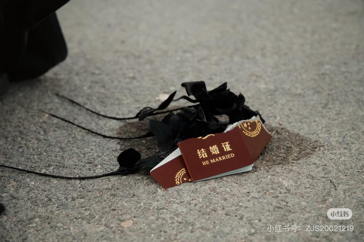 Nếu như thế hệ trước đây ở Trung Quốc xem ly hôn là một thất bại, một vết nhơ thì giới trẻ ngày nay lại có quan điểm hoàn toàn khác. Với họ, tình yêu và hạnh phúc cá nhân là trên hết. Ly hôn, trong trường hợp cả hai không còn phù hợp, được xem là một quyết định dũng cảm và hợp lý.