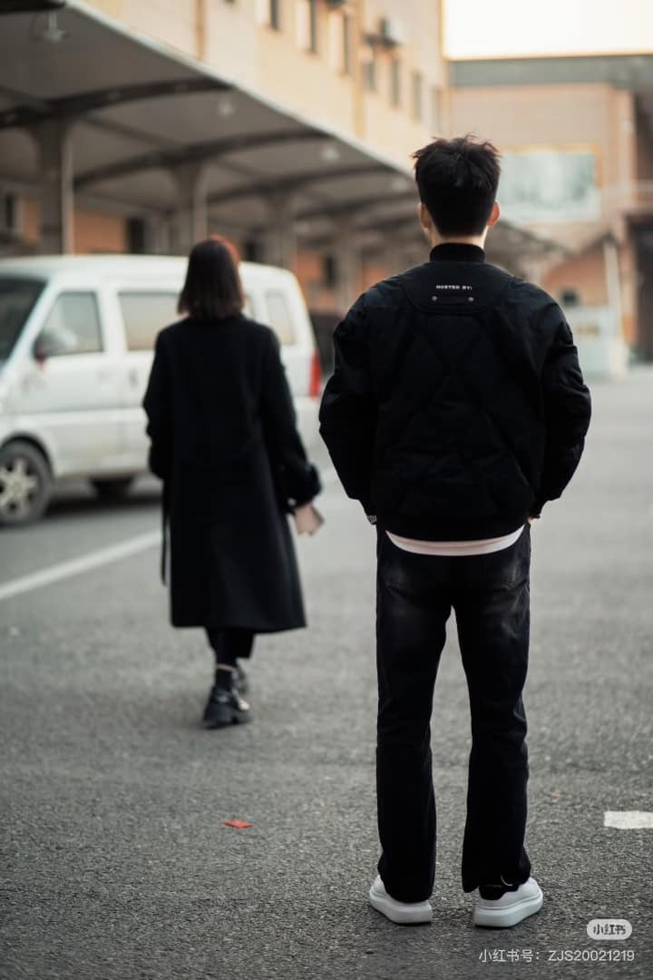 Một nhiếp ảnh gia tên Tan cho biết cô đã chuyển hướng dịch vụ chụp ảnh sang những người ly hôn sau khi chứng kiến cảnh xếp hàng dài bên ngoài các cơ quan nhà nước xử lý thủ tục ly hôn. Kể từ năm ngoái, Tan đã chụp ảnh khoảng 30 cặp đôi, ghi lại những khoảnh khắc đau khổ và vui sướng khi họ ly hôn.