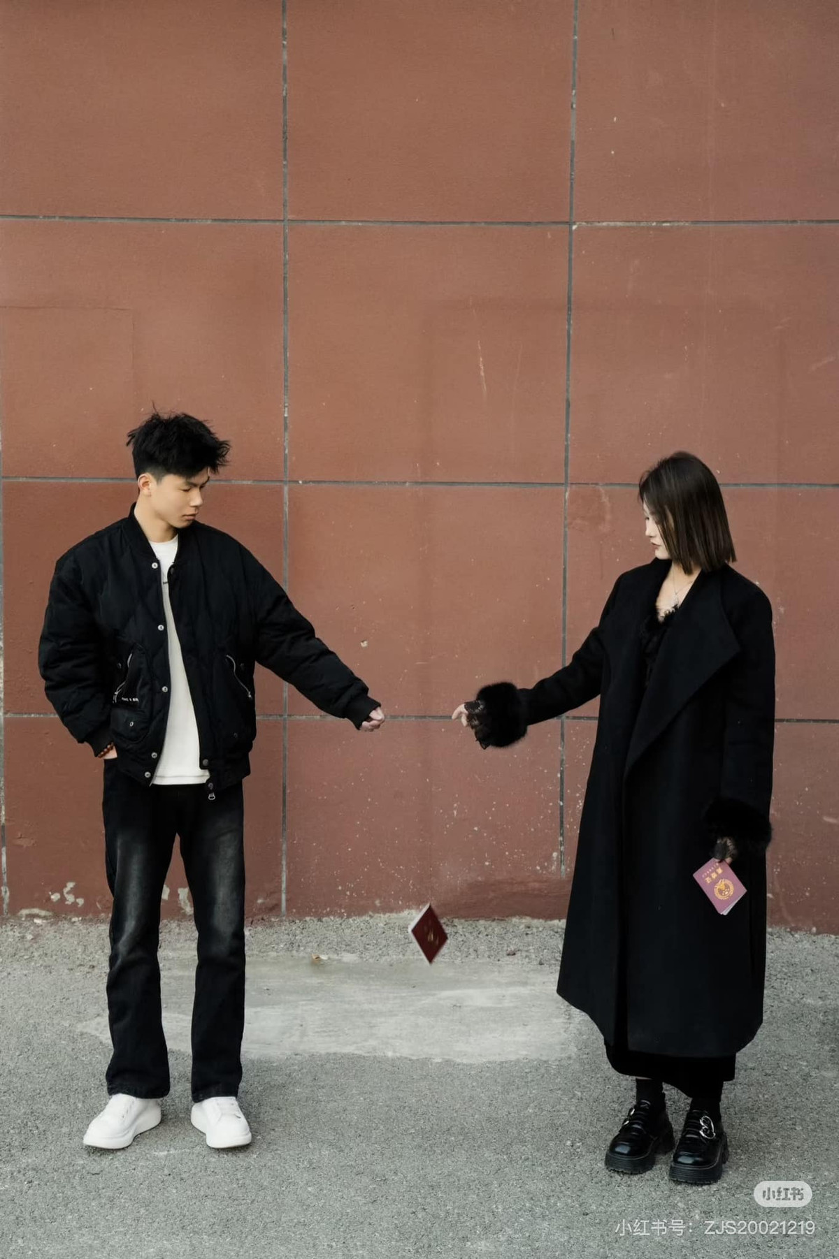 Không giống như chụp ảnh cưới, khách hàng thường có những yêu cầu khắt khe về bối cảnh, phục trang hay nhiều thứ khác, thì ảnh ly hôn quan trọng nhất chỉ để lưu lại kỷ niệm, vậy nên không bị khách hàng đòi hỏi quá nhiều.