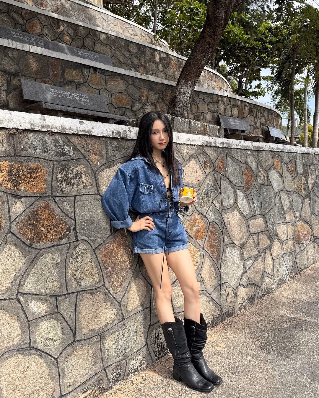 Mina Young “giữ chân” được với người hâm mộ cũng như tạo được dấu ấn với công chúng chính là vẻ đẹp ngọt ngào, trong sáng cùng nụ cười “tỏa nắng”.