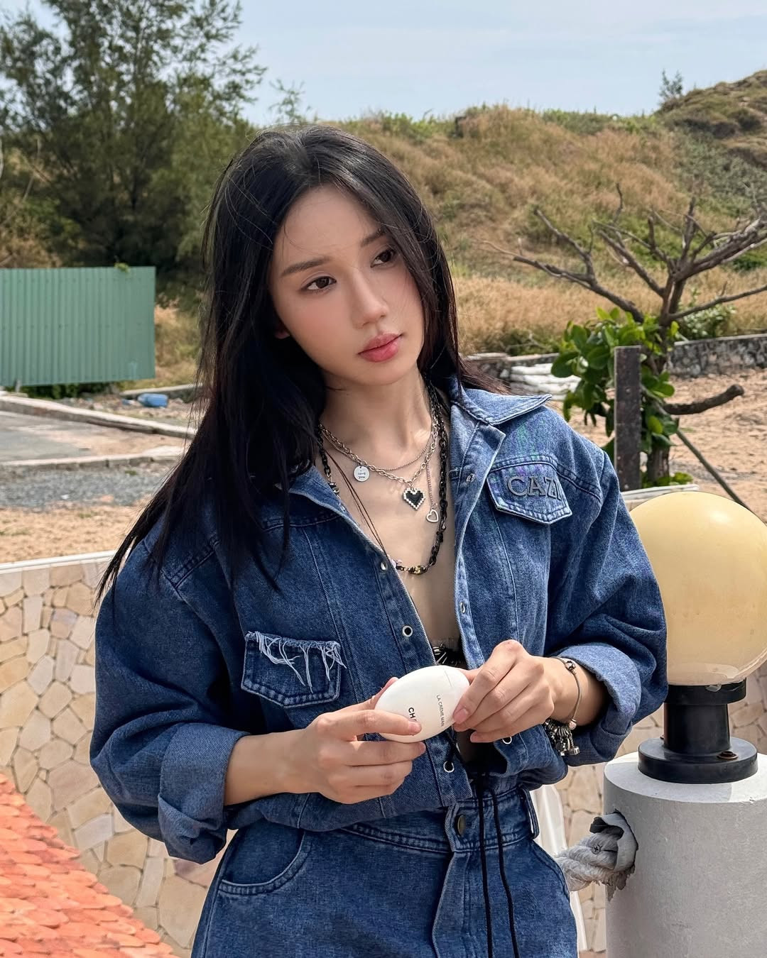 Cô nàng diện set đồ jean, khéo léo thả hờ phần ngực khoe vòng 1 lấp ló.