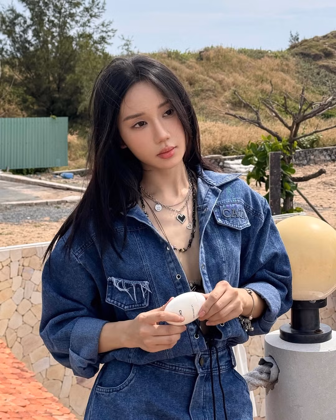 Cô nàng diện set đồ jean, khéo léo thả hờ phần ngực khoe vòng 1 lấp ló.