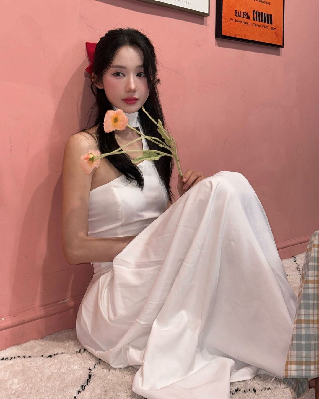 Nổi lên với hình tượng "cô bạn bàn bên" trong sáng, dễ thương cùng giọng hát ngọt ngào, Mina Young khiến người hâm mộ phải mê mệt mỗi khi theo dõi cô trên sóng livestream.