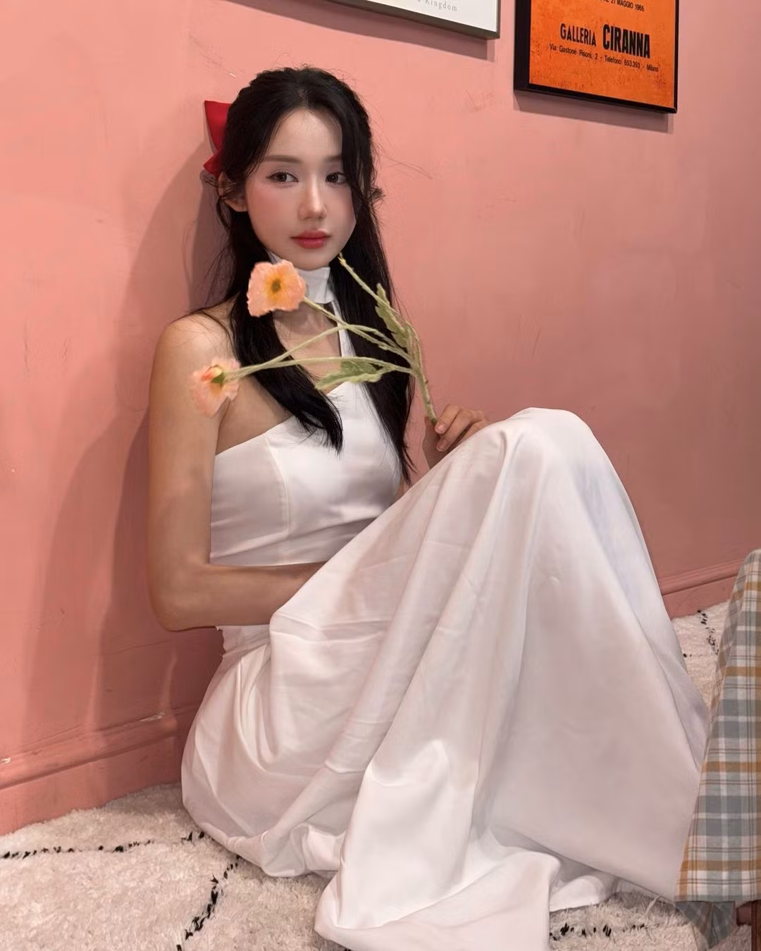 Nổi lên với hình tượng "cô bạn bàn bên" trong sáng, dễ thương cùng giọng hát ngọt ngào, Mina Young khiến người hâm mộ phải mê mệt mỗi khi theo dõi cô trên sóng livestream.