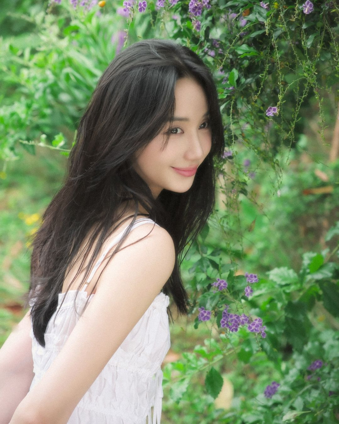 Chẳng cầu kỳ son phấn nhưng gương mặt đẹp hoàn hảo, bất chấp mọi góc chụp cũng như nụ cười “tỏa nắng” vẫn giúp Mina Young vô cùng nổi bật trong mắt người theo dõi. (Ảnh: IGNV)