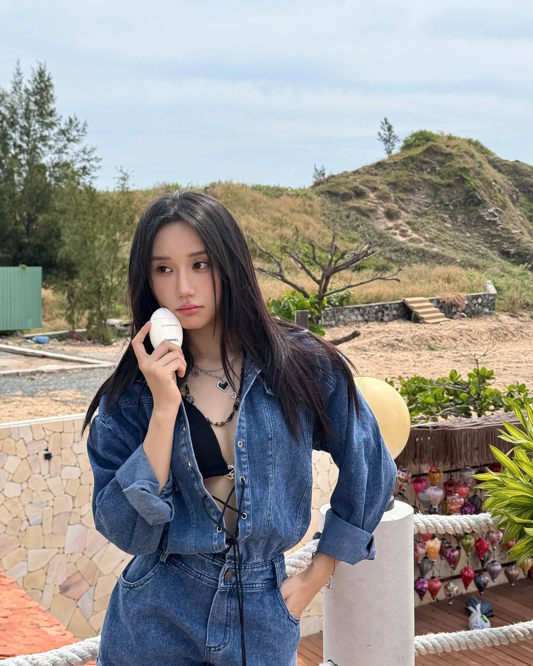 Mới đây trên trang cá nhân, cô nàng vừa đăng tải loạt ảnh trong chuyến du lịch của mình. Không ăn diện quá cầu kỳ hay hở hang nhưng Mina Young vẫn thu hút về rất nhiều sự chú ý.