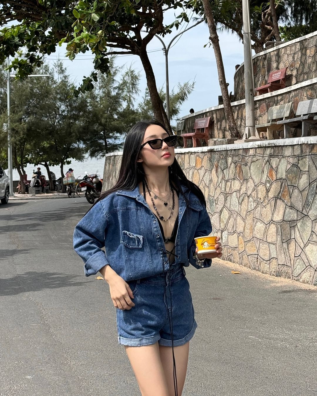 Bên dưới bài đăng của nữ streamer nhận được cơn mưa lời khen từ cộng đồng mạng.