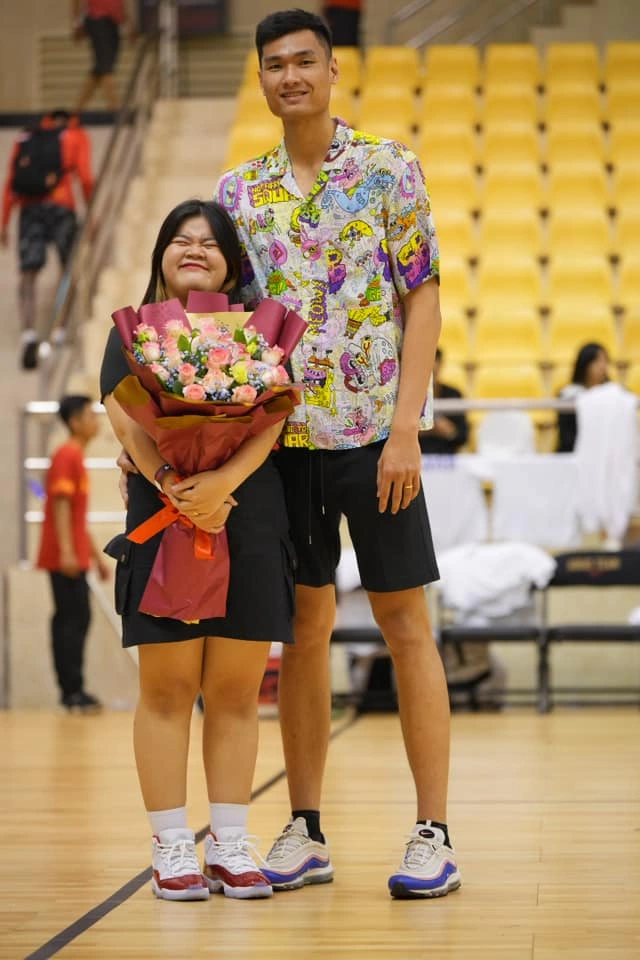 Phú Vinh - Thúy Uyên bắt đầu quen nhau từ năm 2015, khi còn đang học cấp 3. Tính tới thời điểm hiện tại, cặp đôi đã trải qua 8 năm 6 tháng bên nhau.