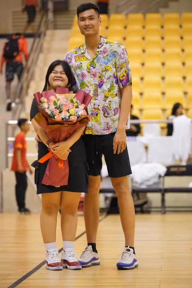 Phú Vinh - Thúy Uyên bắt đầu quen nhau từ năm 2015, khi còn đang học cấp 3. Tính tới thời điểm hiện tại, cặp đôi đã trải qua 8 năm 6 tháng bên nhau.