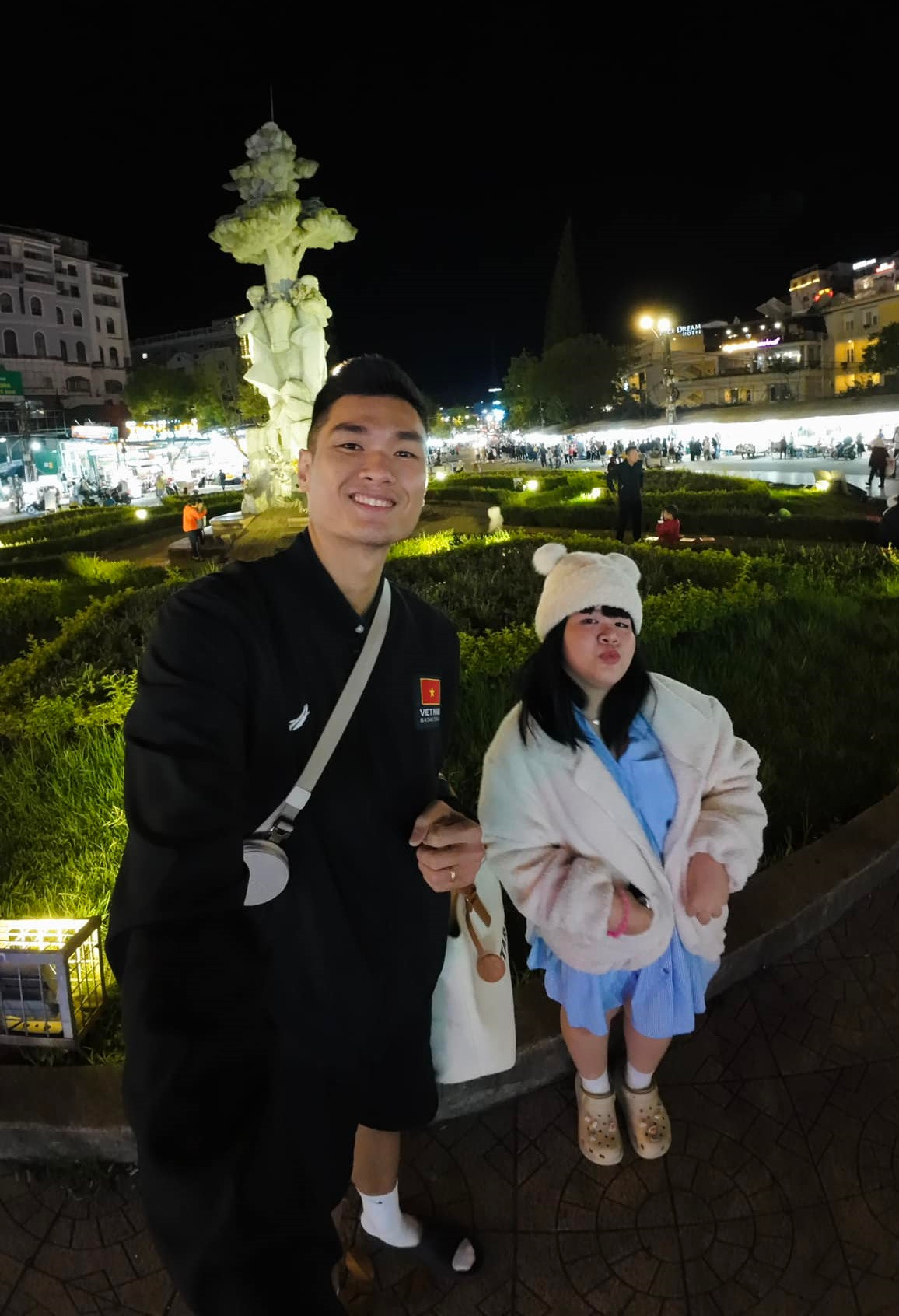 Màn cầu hôn bất ngờ của Phú Vinh đối với người bạn gái lâu năm vào tháng 9/2022, ngay sau khi cùng đội Saigon Heat giành chức vô địch tại Giải bóng rổ chuyên nghiệp VBA 2022, từng trở thành khoảnh khắc lãng mạn nhất thời điểm ấy.