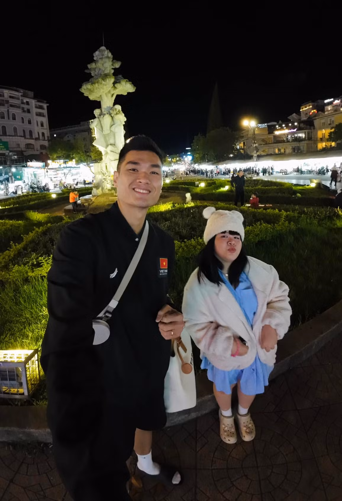 Màn cầu hôn bất ngờ của Phú Vinh đối với người bạn gái lâu năm vào tháng 9/2022, ngay sau khi cùng đội Saigon Heat giành chức vô địch tại Giải bóng rổ chuyên nghiệp VBA 2022, từng trở thành khoảnh khắc lãng mạn nhất thời điểm ấy.