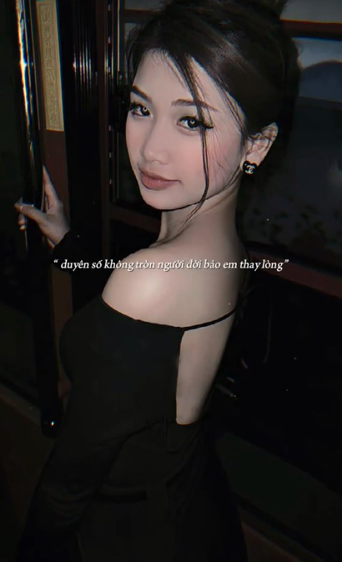 Ở phần sau của video là hình ảnh thời con gái của các mẹ bỉm. Khi chưa có nỗi lo con cái, chưa lập gia đình, các mẹ bỉm cũng từng xinh đẹp, điệu đà đến vậy.